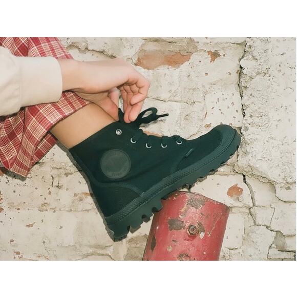 NIB! Palladium Women's Pampa Hi-Top Lug Sole Sneakers - Size 7 - Picture 2 of 10